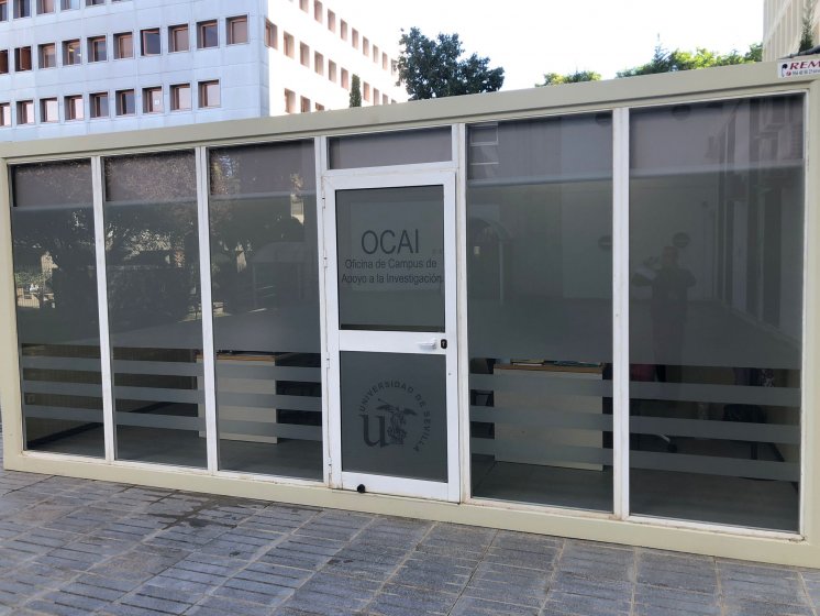 Rotulaci&oacute;n de caseta oficina en vinilo &aacute;cido para la Universidad de Sevilla.