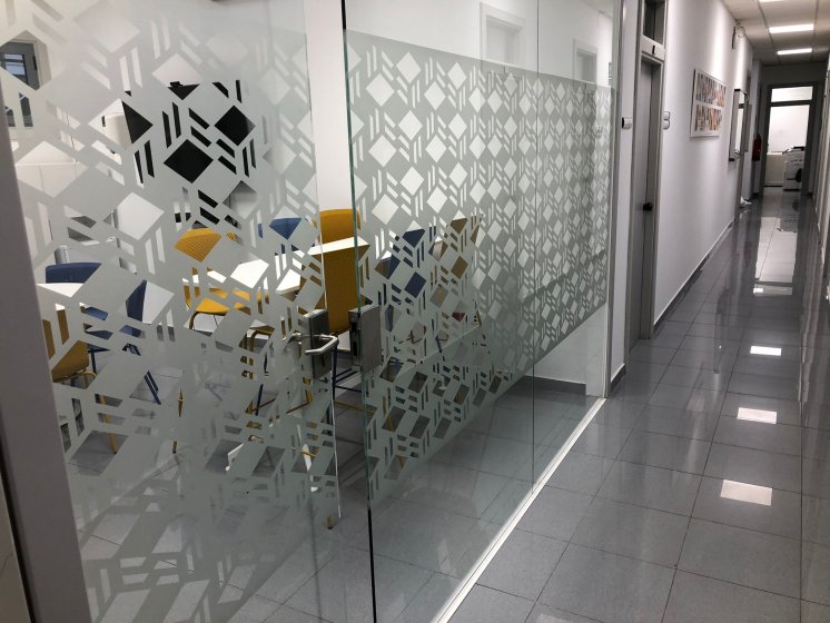 Rotulaci&oacute;n de cristales mamparas con vinilo &aacute;cido plata en Sevilla.