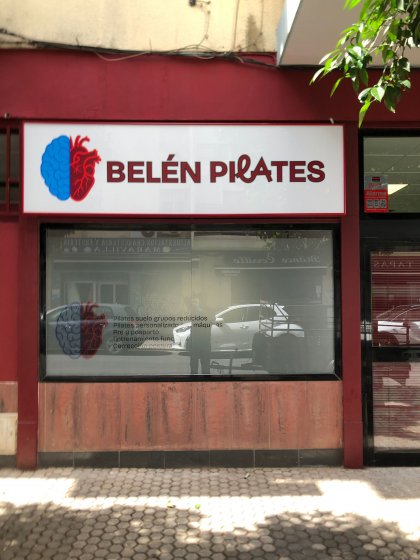 Rotulación de cristales en vinilo ácido impreso y laminado para Belén Pilates en Sevilla.