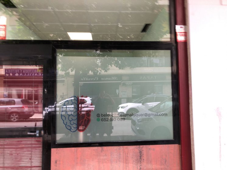 Rotulación de cristales en vinilo ácido impreso y laminado para Belén Pilates en Sevilla.