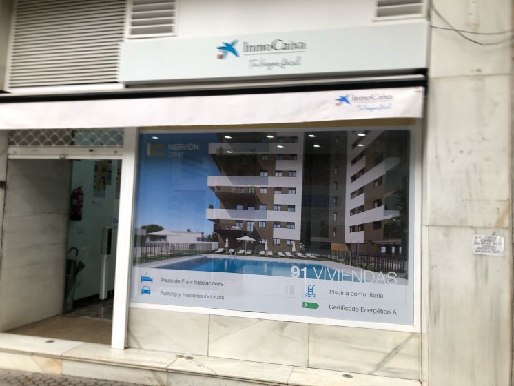 Rotulación de cristales en vinilo impreso y laminado Inmocaixa en Sevilla.
