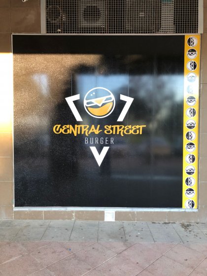 Rotulación de fachada para Burger Central Street en Dos Hermanas Sevilla.