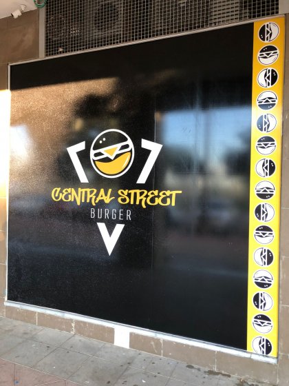 Rotulación de fachada para Burger Central Street en Dos Hermanas Sevilla.