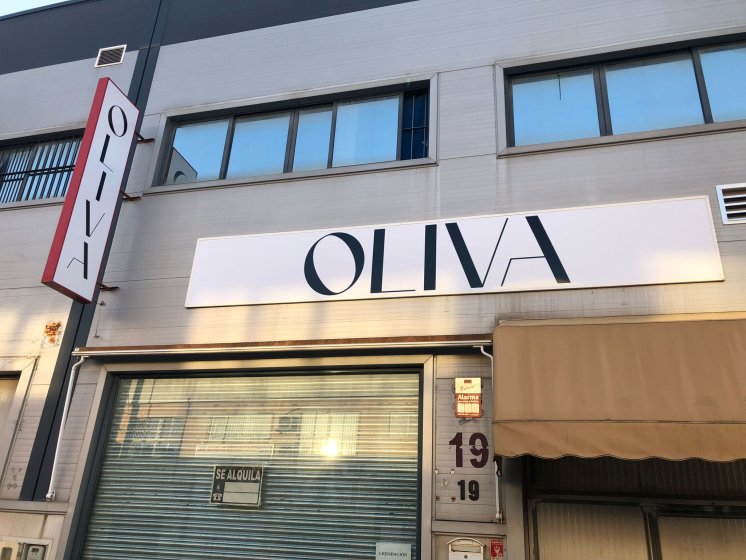 Rotulación de fachada para Oliva Sevilla.