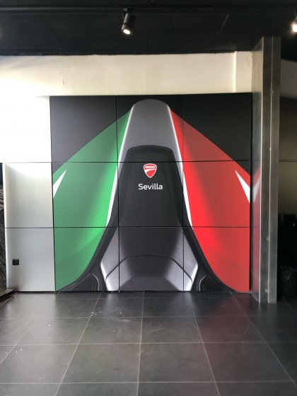 Rotulación de fotomural en impresión digital sobre vinilo laminado mate. Ducati Sevilla.