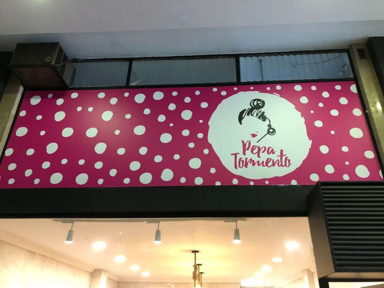 Rotulación de frente en centro comercial. Pepa Tormento Sevilla.