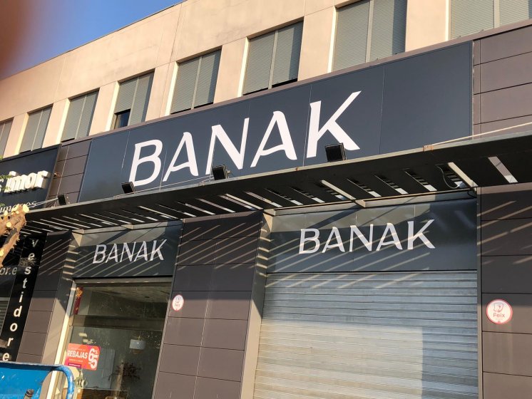 Rotulación de frente en dibón. Trabajos para Banak Sevilla