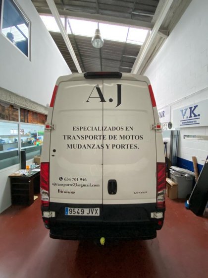 Rotulación de furgoneta en vinilo de corte. Para Antonio y su transporte de motos en Sevilla.