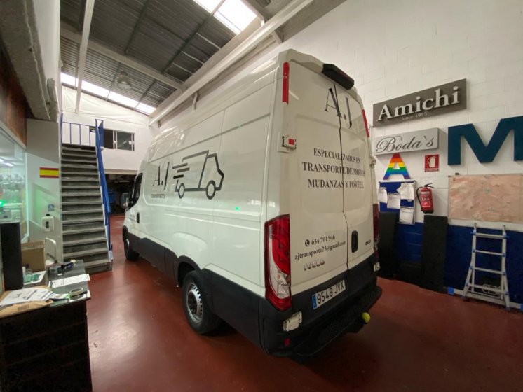 Rotulación de furgoneta en vinilo de corte. Para Antonio y su transporte de motos en Sevilla.