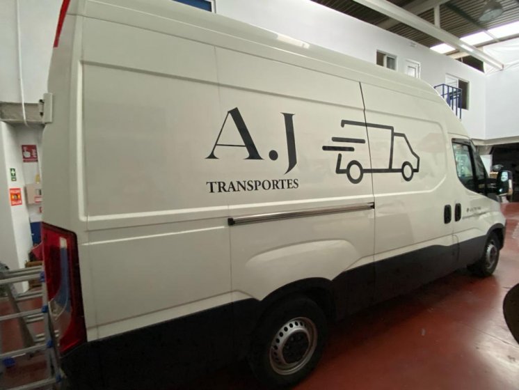 Rotulación de furgoneta en vinilo de corte. Para Antonio y su transporte de motos en Sevilla.