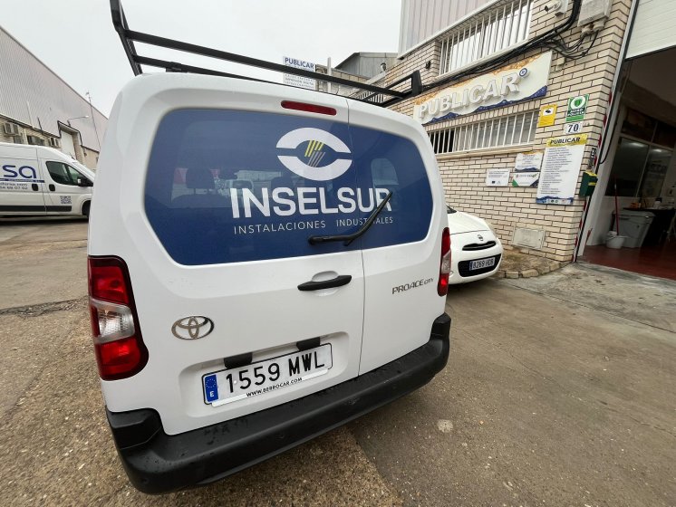 Rotulación de furgoneta en vinilo de corte para Inselsur Sevilla.