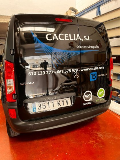 Rotulación de Furgoneta en vinilo de corte. Trabajos para Cacelia Sevilla 