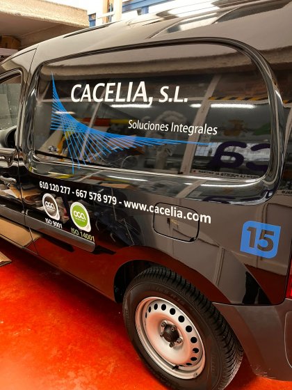 Rotulación de Furgoneta en vinilo de corte. Trabajos para Cacelia Sevilla 