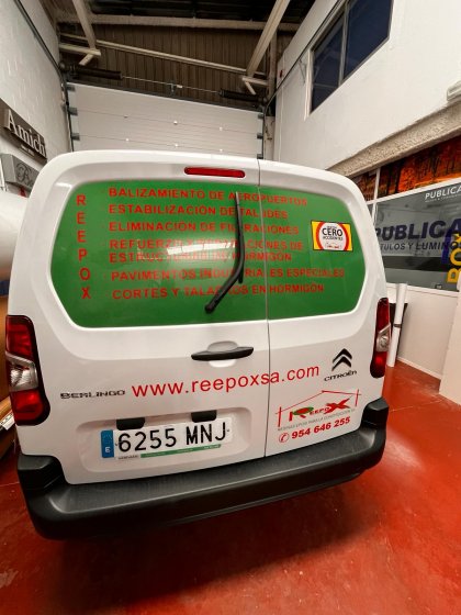 Rotulación de Furgoneta en vinilo de corte. Trabajos para Reepoxa en Sevilla.