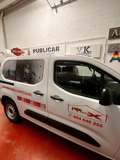Rotulaci&oacute;n de Furgoneta en vinilo de corte. Trabajos para Reepoxa en Sevilla.