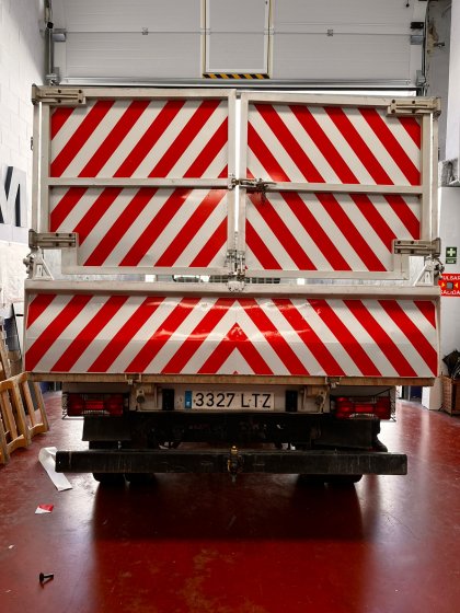 Rotulación de furgoneta en vinilo especial reflectante nivel 1 para mantenimiento de carreteras. Trabajos para UTE Tres caminos en Sevilla.