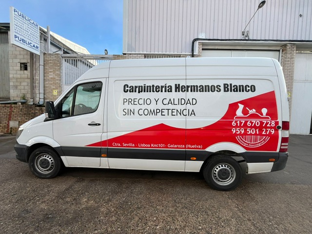 Rotulación de Furgoneta en vinilo fundido de corte. Para Carpintería Hermanos Blanco de Galaroza Huelva. 