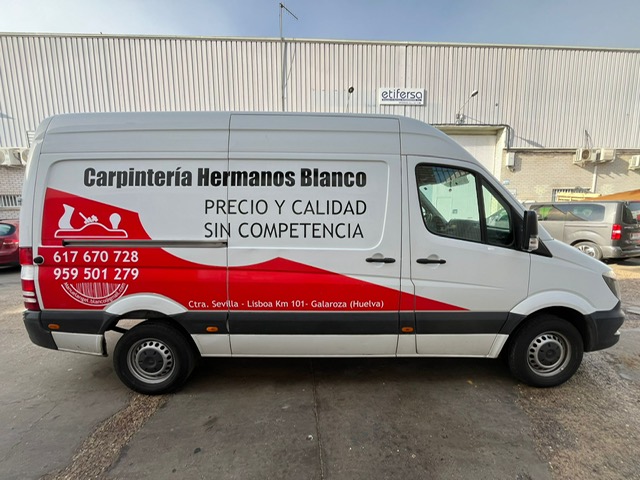 Rotulación de Furgoneta en vinilo fundido de corte. Para Carpintería Hermanos Blanco de Galaroza Huelva. 