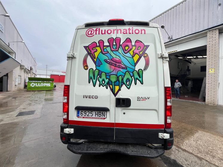 Rotulaci&oacute;n de Furgoneta en vinilo fundido en impresi&oacute;n digital para Fluor nation Sevilla.