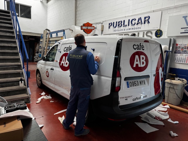 Rotulación de Furgoneta en vinilo fundido para Café AB Sevilla.