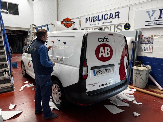 Rotulación de Furgoneta en vinilo fundido para Café AB Sevilla.