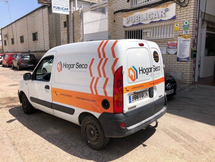 Rotulación de Furgoneta en vinilo fundido para Hogar Seco en Sevilla.