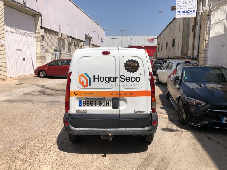 Rotulación de Furgoneta en vinilo fundido para Hogar Seco en Sevilla.