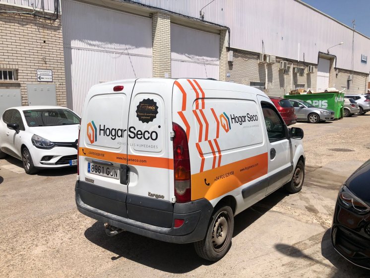 Rotulación de Furgoneta en vinilo fundido para Hogar Seco en Sevilla.
