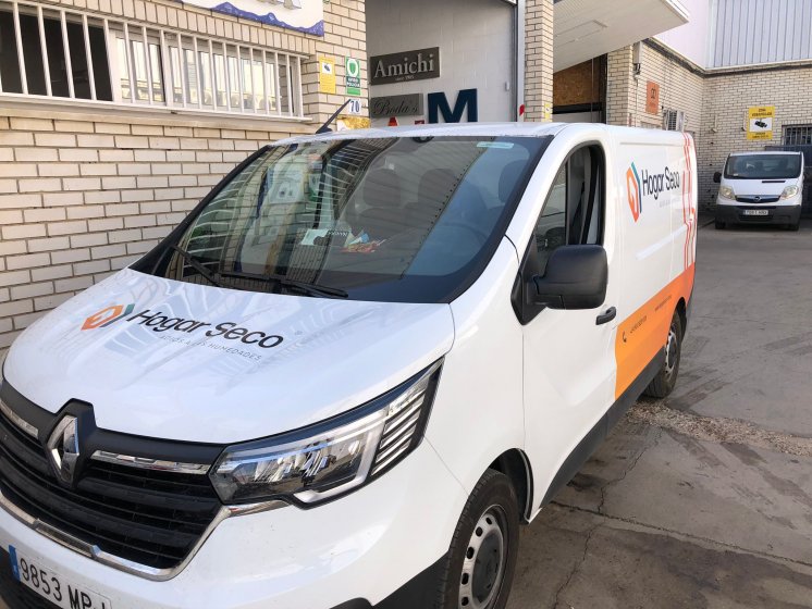 Rotulación de Furgoneta en vinilo fundido para Hogar Seco en Sevilla.