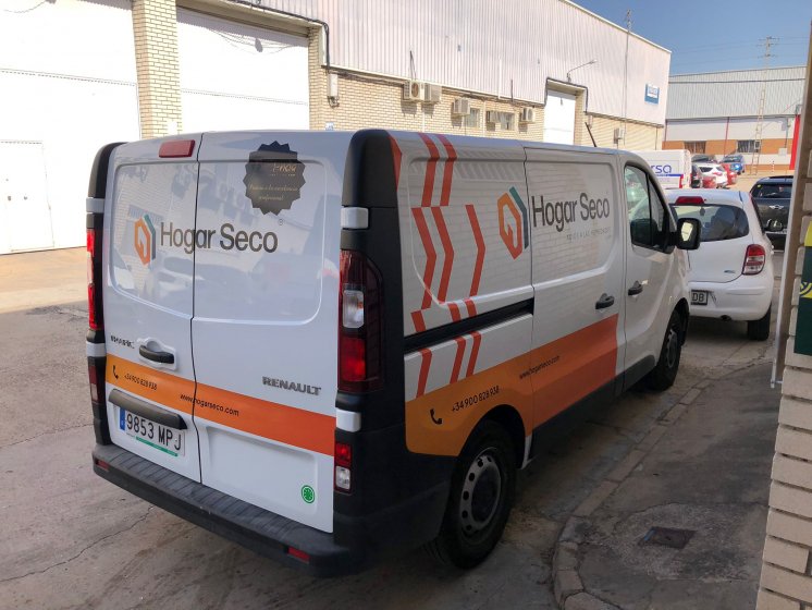 Rotulación de Furgoneta en vinilo fundido para Hogar Seco en Sevilla.