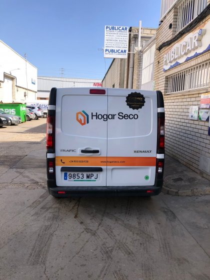 Rotulación de Furgoneta en vinilo fundido para Hogar Seco en Sevilla.