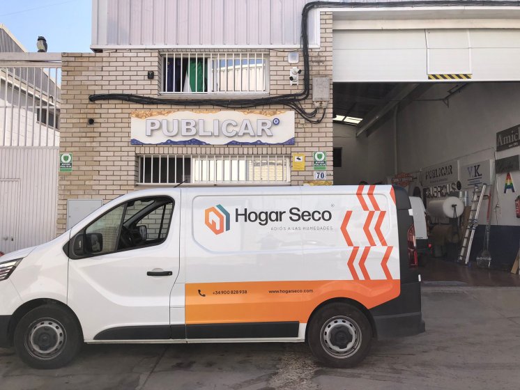 Rotulaci&oacute;n de Furgoneta en vinilo fundido para Hogar Seco en Sevilla.