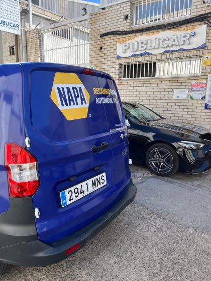 Rotulaci&oacute;n de Furgoneta en vinilo fundido para Lausan Sevilla.
