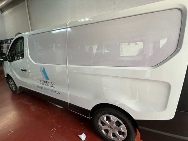 Rotulación de furgoneta en vinilo impreso y microperforado homologado para las ventanas. Trabajo para Cubiertas Dos Hermanas Sevilla.