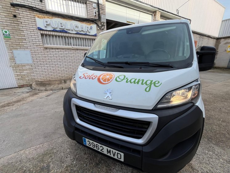 Rotulación de Furgoneta en vinilo polimércio impreso y laminado. Para Soto Orange Dos Hermanas Sevilla.
