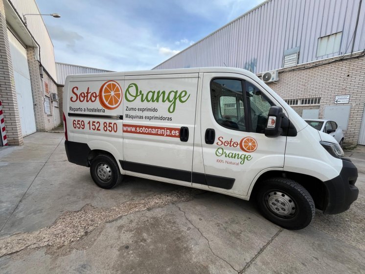 Rotulaci&oacute;n de Furgoneta en vinilo polim&eacute;rcio impreso y laminado. Para Soto Orange Dos Hermanas Sevilla.