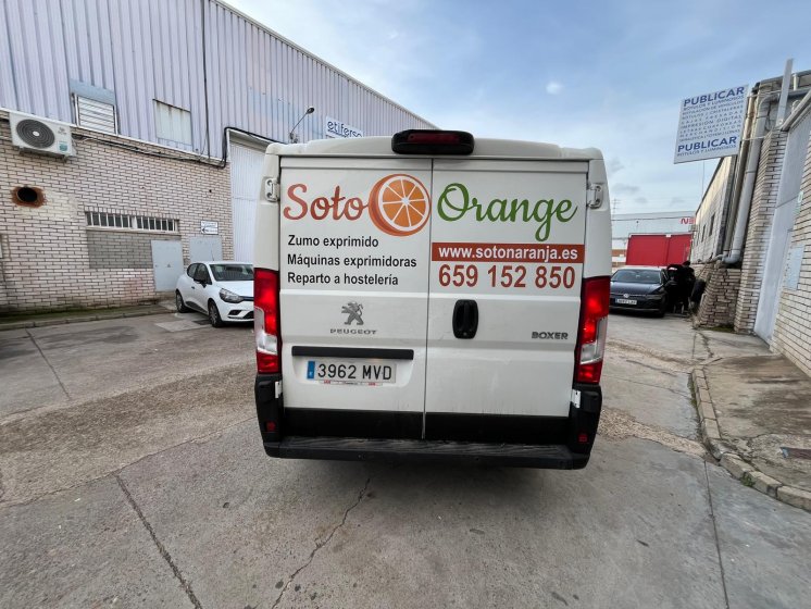 Rotulación de Furgoneta en vinilo polimércio impreso y laminado. Para Soto Orange Dos Hermanas Sevilla.
