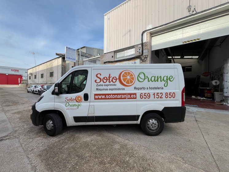 Rotulación de Furgoneta en vinilo polimércio impreso y laminado. Para Soto Orange Dos Hermanas Sevilla.