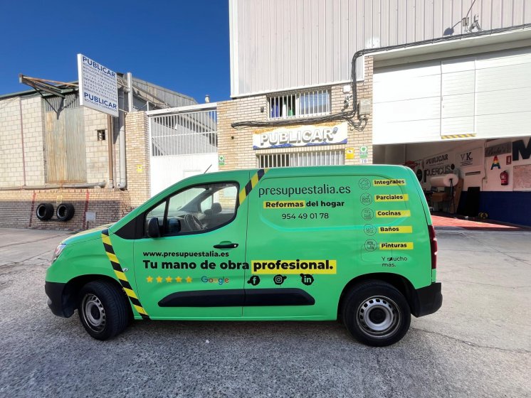 Rotulación integral de Opel Combo, con vinilos fundidos para Presupuestalia en Sevilla.