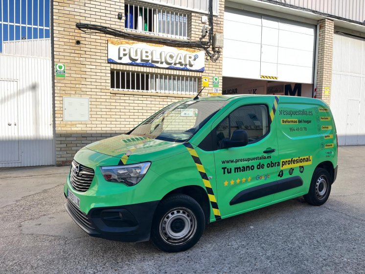 Rotulación integral de Opel Combo, con vinilos fundidos para Presupuestalia en Sevilla.