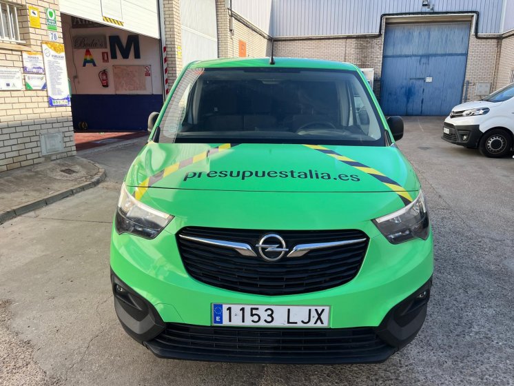 Rotulación integral de Opel Combo, con vinilos fundidos para Presupuestalia en Sevilla.