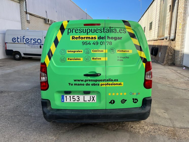 Rotulación integral de Opel Combo, con vinilos fundidos para Presupuestalia en Sevilla.