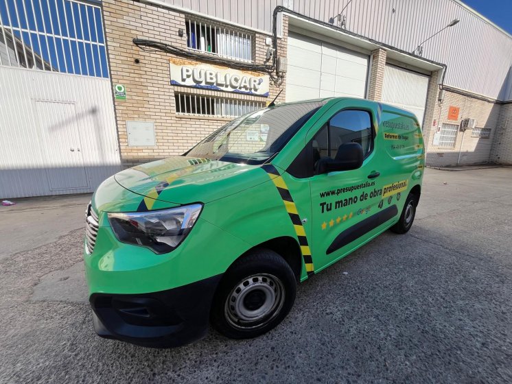 Rotulación integral de Opel Combo, con vinilos fundidos para Presupuestalia en Sevilla.