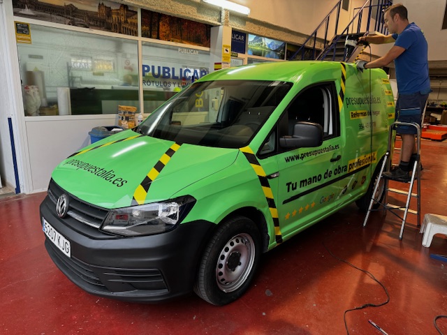 Rotulación integral de Volkswagen Caddy, con vinilos fundidos para Presupuestalia en Sevilla.