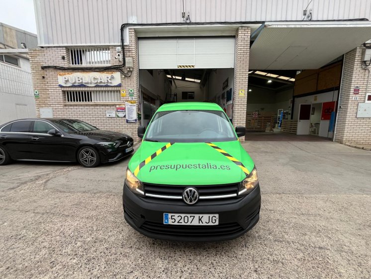 Rotulación integral de Volkswagen Caddy, con vinilos fundidos para Presupuestalia en Sevilla.