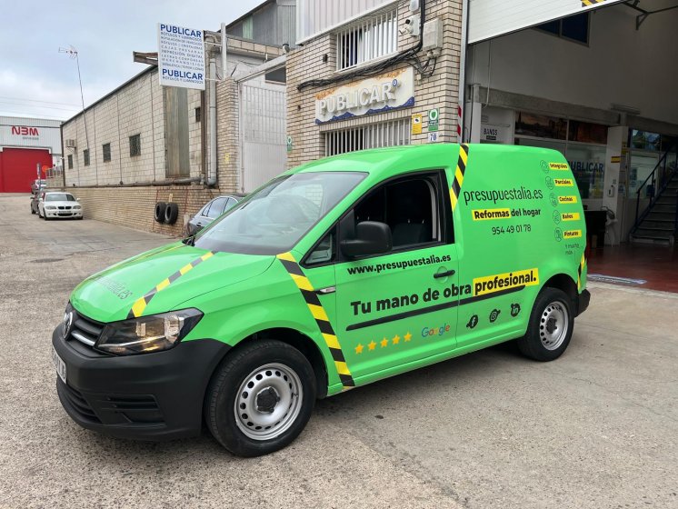 Rotulación integral de Volkswagen Caddy, con vinilos fundidos para Presupuestalia en Sevilla.
