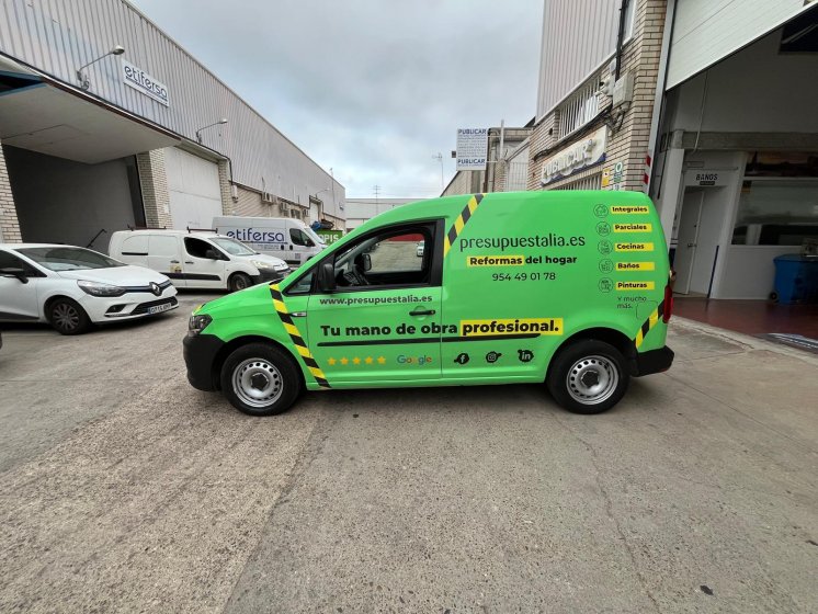 Rotulación integral de Volkswagen Caddy, con vinilos fundidos para Presupuestalia en Sevilla.