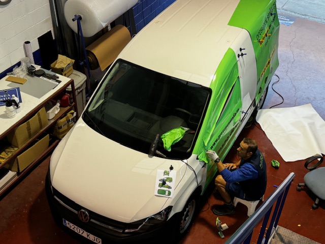 Rotulación integral de Volkswagen Caddy, con vinilos fundidos para Presupuestalia en Sevilla.