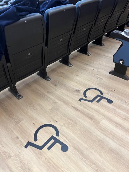 Rotulación suelo pictogramas para el teatro de Bormujo en Sevilla.