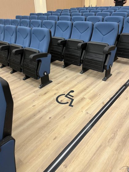 Rotulaci&oacute;n suelo pictogramas para el teatro de Bormujo en Sevilla.